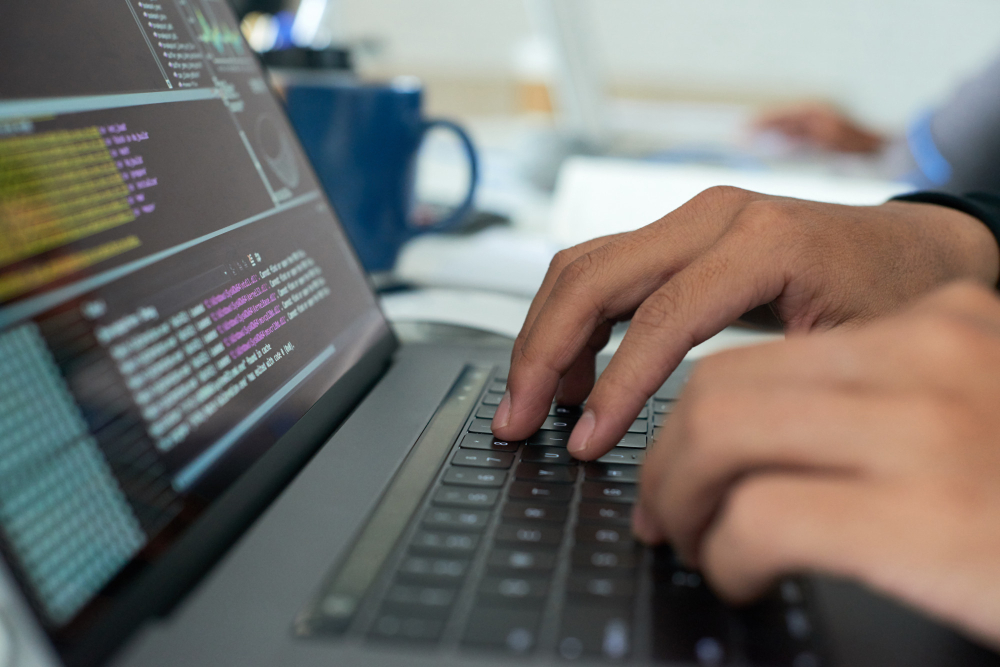Mani al lavoro sul gestionale TeamSystem da un computer portatile