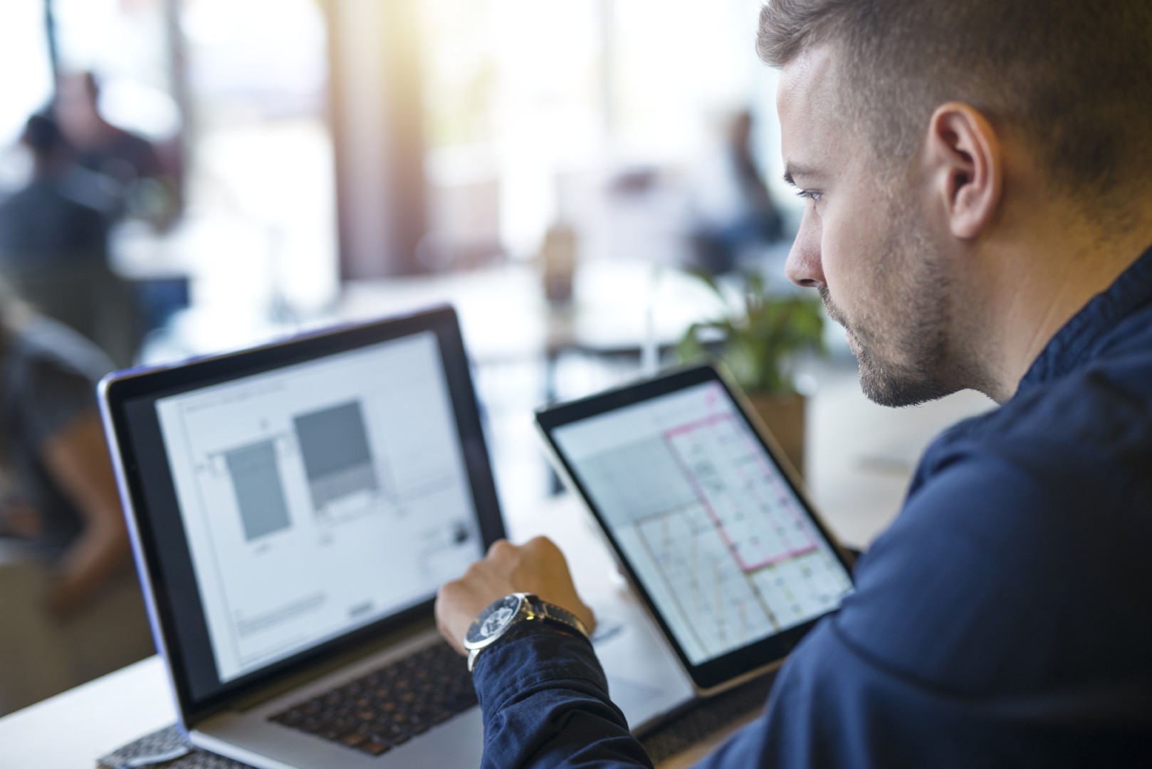 Consulente al lavoro sul gestionale con tablet e computer portatile