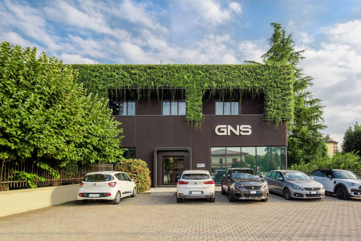 L'ingresso della sede GNS e il parcheggio